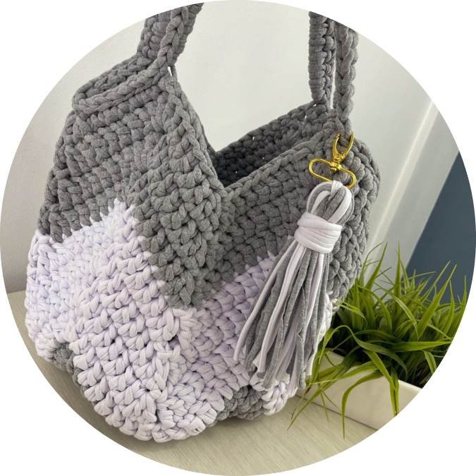 Diseño con cadena dorada y flecos